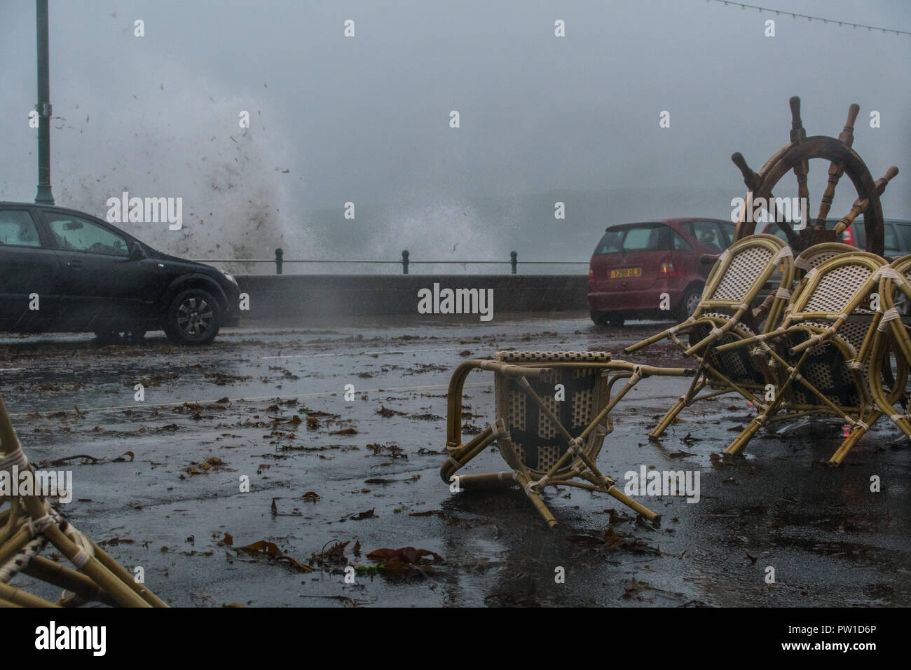 Penzance, Cornwall, UK. 12. Oktober 2018. UK Wetter. Sturm Callum hits Penzance Meer und bringt riesige Wellen, die über die Wege und Straßen. Schwere Regenfälle und starke Winde sind auch zu lokalen Überschwemmungen und blasen Bäumen vorbei. Foto: Simon Maycock/Alamy leben Nachrichten Stockfoto