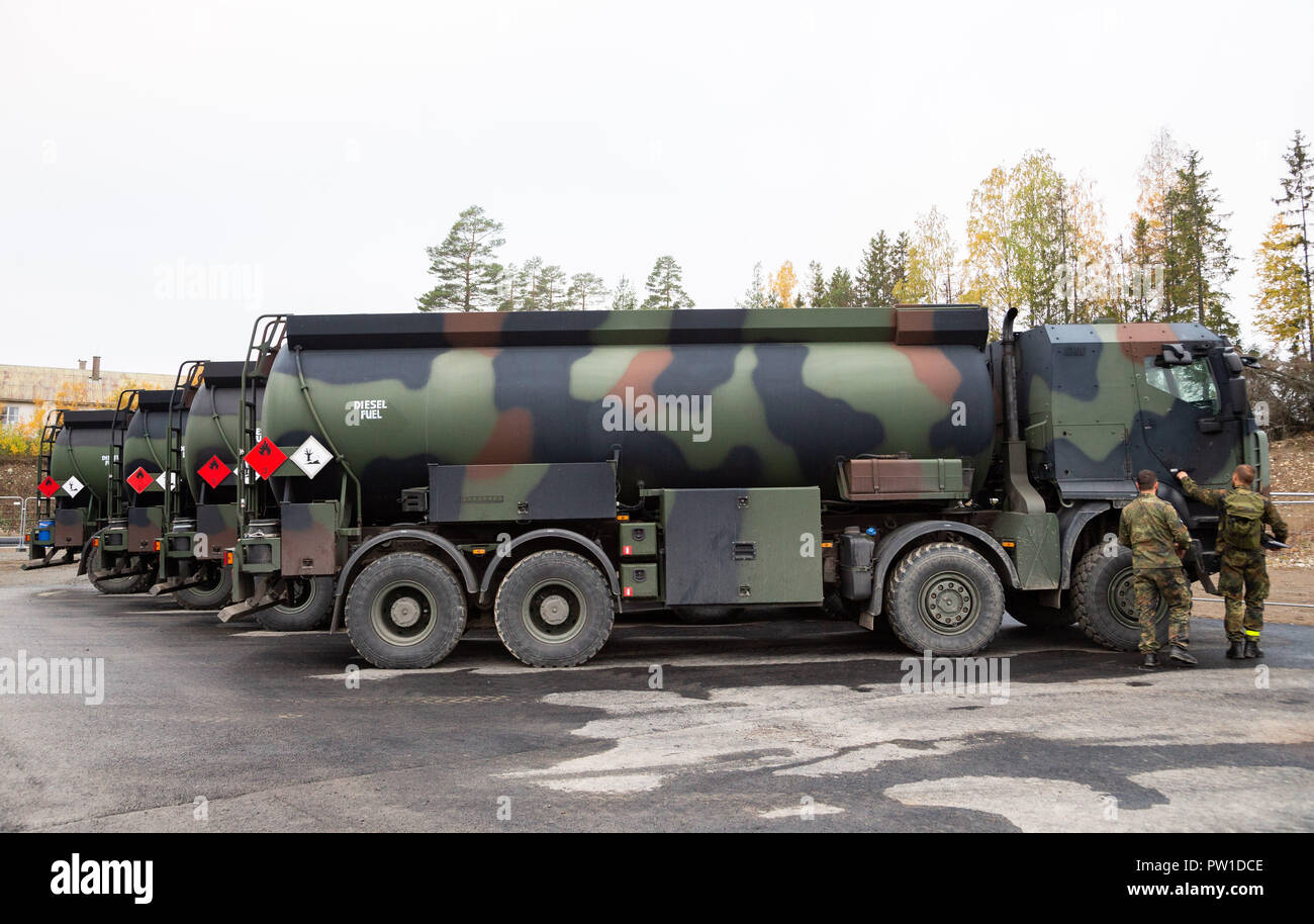 Gardermoen, Norwegen. 11 Okt, 2018. Zwei Bundeswehrsoldaten vor einem Tankwagen auf dem Camp der Bundeswehr' Camp Gardermoen' stehen. Credit: mohssen Assanimoghaddam/dpa/Alamy leben Nachrichten Stockfoto