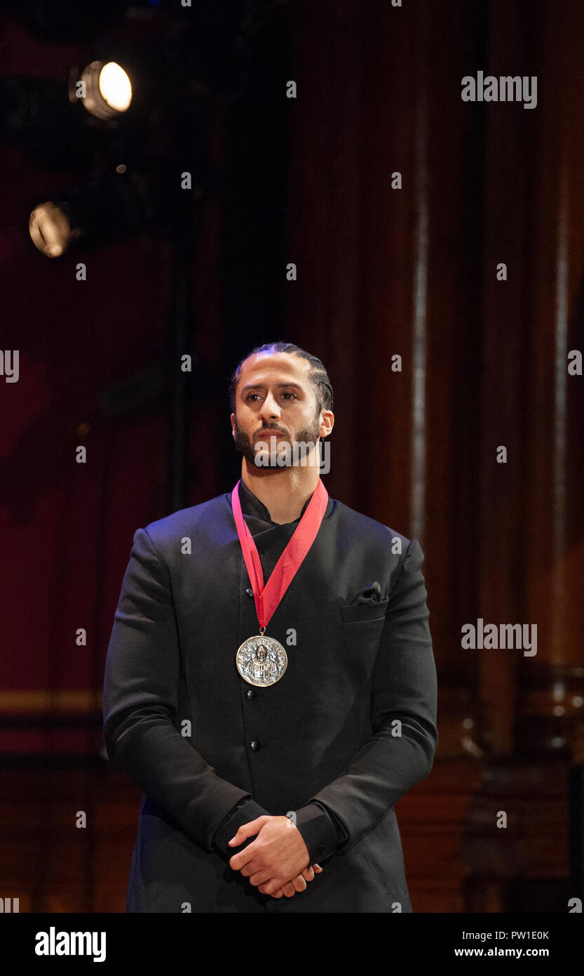 Hutchins Center, Harvard University, Cambridge, MA, USA. 11. Okt 2018. Colin Kaepernick während der 2018 W.E.B. Du Bois siegerehrung an der Harvard University in Cambridge, Massachusetts, USA. Kaepernick, ein ehemaliger NFL Quarterback für die San Francisco 49ers wurde eine amerikanische Ikone nach keeling während der US-amerikanischen Nationalhymne aus Protest gegen die Gewalt der Polizei gegen schwarze Amerikaner. Foto zeigt Kaepernick auf der Bühne im Sanders Theater nach Erhalt der Medaille. Credit: Chuck Nacke/Alamy leben Nachrichten Stockfoto