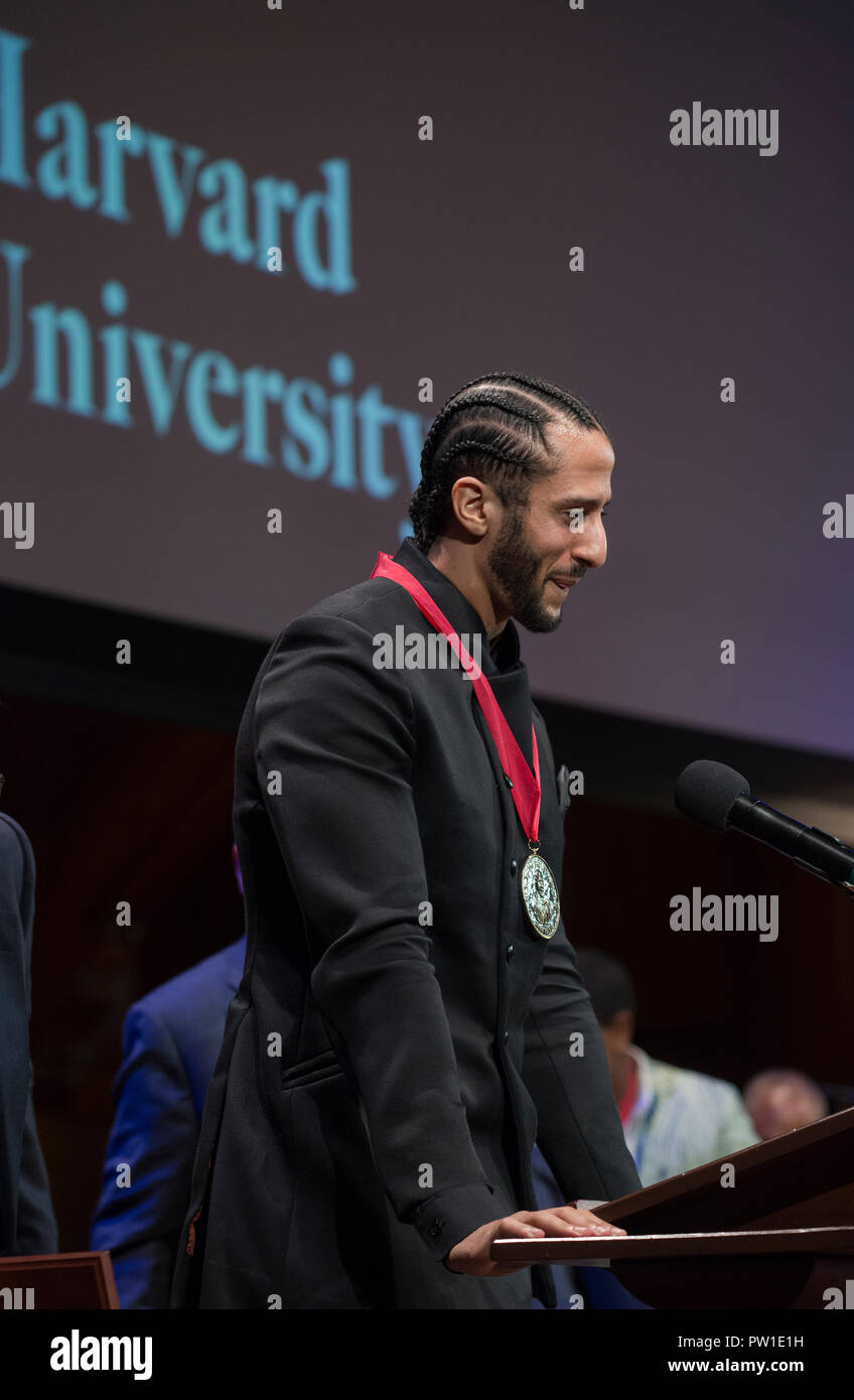 Hutchins Center, Harvard University, Cambridge, MA, USA. 11. Okt 2018. Colin Kaepernick während der 2018 W.E.B Du Bois siegerehrung an der Harvard University in Cambridge, Massachusetts, USA. Kaepernick, ein ehemaliger NFL Quarterback für die San Francisco 49ers wurde eine amerikanische Ikone nach keeling während der US-amerikanischen Nationalhymne aus Protest gegen die Gewalt der Polizei gegen schwarze Amerikaner. Foto zeigt Kaepernick auf der Bühne im Sanders Theater nach Du Bois-Medaille. Stockfoto