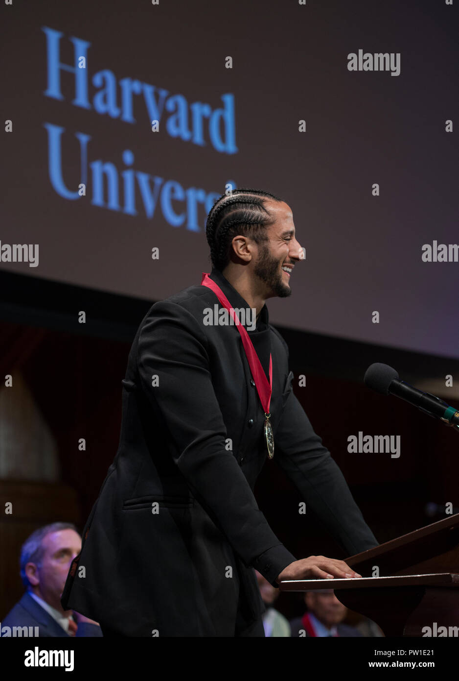 Hutchins Center, Harvard University, Cambridge, MA, USA. 11. Okt 2018. Colin Kaepernick während der 2018 W.E.B Du Bois siegerehrung an der Harvard University in Cambridge, Massachusetts, USA. Kaepernick, ein ehemaliger NFL Quarterback für die San Francisco 49ers wurde eine amerikanische Ikone nach keeling während der US-amerikanischen Nationalhymne aus Protest gegen die Gewalt der Polizei gegen schwarze Amerikaner. Foto zeigt Kaepernick auf der Bühne im Sanders Theater nach Du Bois-Medaille. Credit: Chuck Nacke/Alamy leben Nachrichten Stockfoto