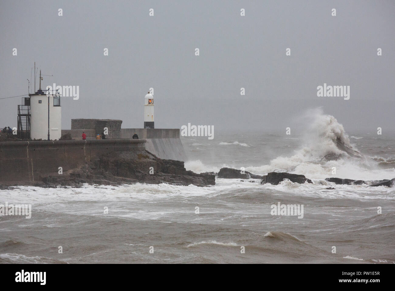 Porthcawl, Wales, UK. Freitag 12. Oktober 2018. Sturm Callum zerschlägt den Leuchtturm bei Porthcawl in South Wales Credit: gruffydd Thomas/Alamy leben Nachrichten Stockfoto