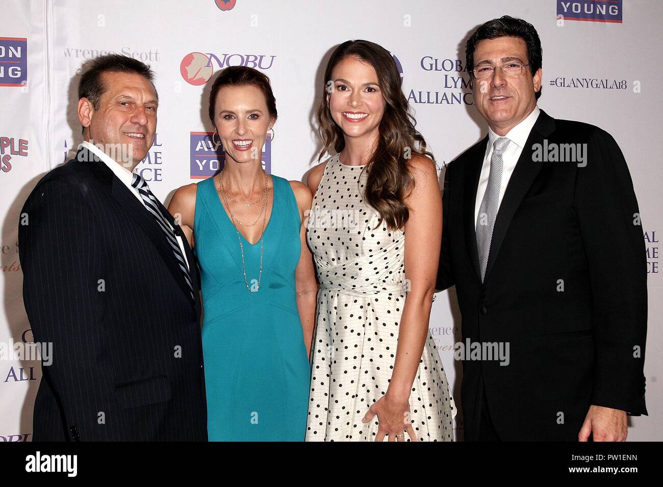 Scott Santarella, Erin Walker, Sutton Foster, Rob Kobre in der Ankunftshalle für Global Lyme Allianz der vierten jährlichen New York Gala, Cipriani 42nd Street, New York, NY 11. Oktober 2018. Foto: Steve Mack/Everett Collection Stockfoto