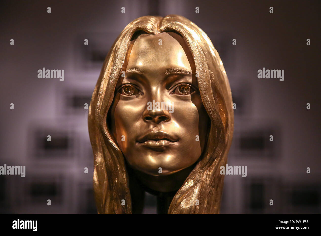 London Sotheby's. London. UK 12 Okt 2018 - eine Büste von Kate Moss aus massivem 18-karätigem Gold von Marc Quinn - Lied der Sirene - mit der Signatur des Künstlers, datiert 2010 eingeschnitten und nummeriert auf der Unterseite 18 Karat Gold (Est £ 300.000 £ 400.000) "Midas Touch"-Auktion für Gold bei Sotheby's London photocall Neben faszinierenden Schmuck, Kunst und Kunsthandwerk, die Geschichte der einheitlichen Metall, verführt hat, besessen und berauscht die Menschheit seit über sechs Jahrtausende. Auktion bei Sotheby's in London am 17. Oktober 2018. Credit: Dinendra Haria/Alamy leben Nachrichten Stockfoto