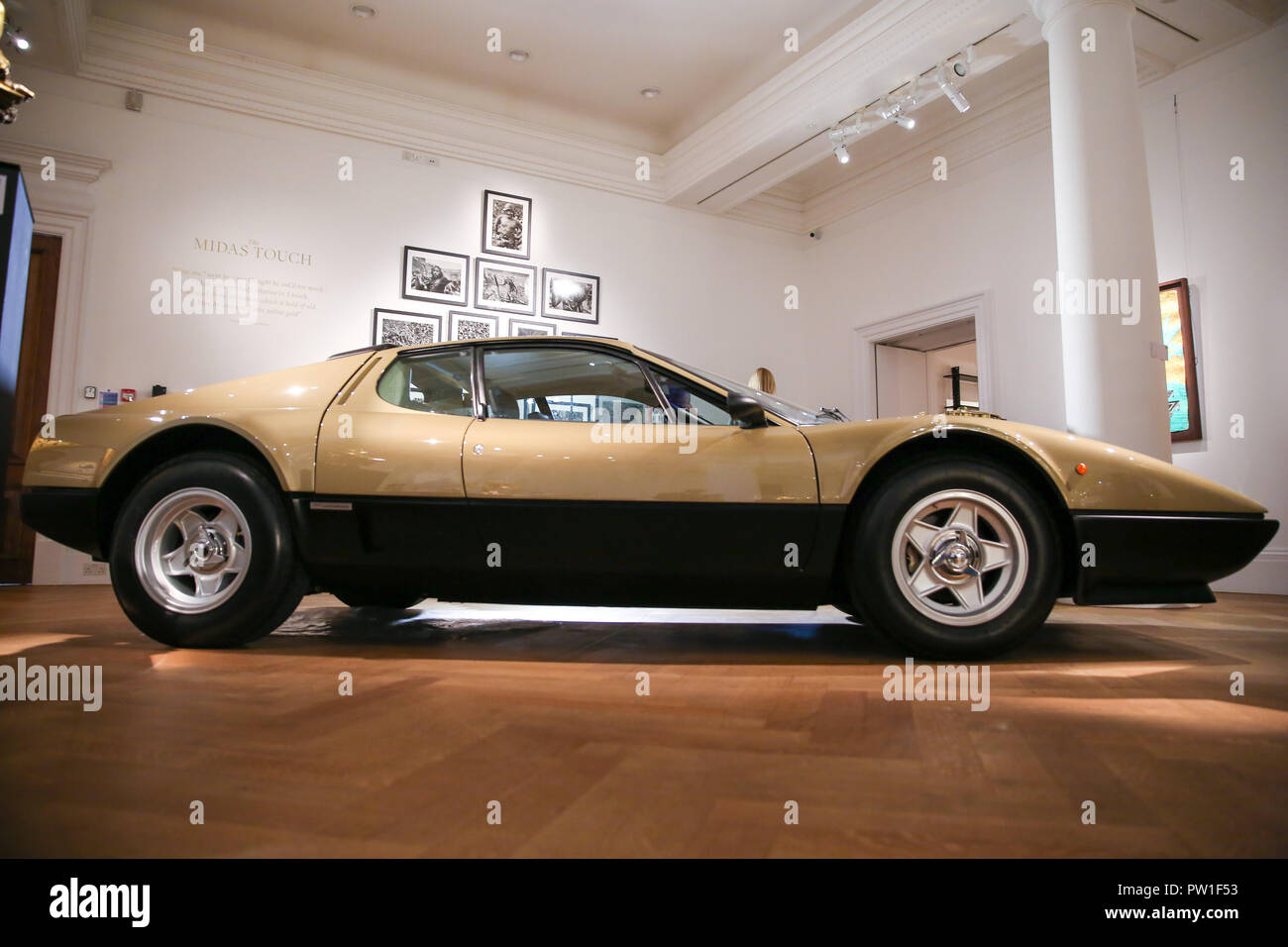 London Sotheby's. London. UK 12 Okt 2018-A 1977 Gold Ferrari (Est £ 350.000 £ 450.000) "Midas Touch"-Auktion für Gold bei Sotheby's London photocall Neben faszinierenden Schmuck, Kunst und Kunsthandwerk, die Geschichte der einheitlichen Metall, verführt hat, besessen und berauscht die Menschheit seit über sechs Jahrtausende. Auktion bei Sotheby's in London am 17. Oktober 2018. Credit: Dinendra Haria/Alamy leben Nachrichten Stockfoto