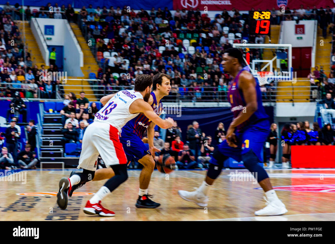 Moskau, Russland. 11 Okt, 2018. Kevin Pangos, #3 der FC Barcelona Lassa geht, um auf einem Bildschirm durch Mannschaftskameraden Kevin Seraphin, # 1, gegen Sergio Rodriguez, #13 von CSKA Moskau in der Turkish Airlines Euroleague öffnung Spiel der Saison 2018-2019. Credit: Nicholas Müller/SOPA Images/ZUMA Draht/Alamy leben Nachrichten Stockfoto