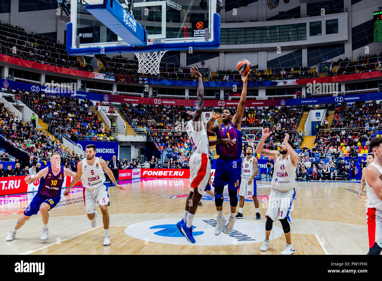 Moskau, Russland. 11 Okt, 2018. Kevin Seraphin, #1 von FC Barcelona Lassa in Aktion gegen Othello Hunter, #44 von CSKA Moskau in der Turkish Airlines Euroleague öffnung Spiel der Saison 2018-2019. Credit: Nicholas Müller/SOPA Images/ZUMA Draht/Alamy leben Nachrichten Stockfoto