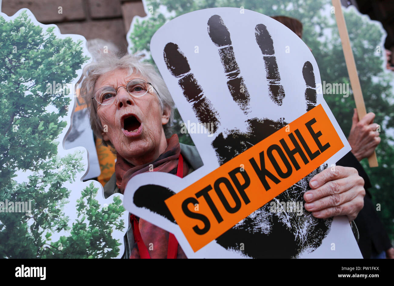 Berlin, Deutschland. 12 Oktober 2018, Berlin: Umweltschützer und Aktivisten der Arbeiterbewegung Campact Bürger protestieren vor dem Bundesministerium für Wirtschaft vor weiteren Kohleabbau in Deutschland. Die Kommission, die Kohle ist ein Zeitplan und ein Datum für den Ausstieg aus der Kohleförderung bis Ende des Jahres zu verhandeln, trifft im Ministerium. Foto: Jens Büttner/dpa-Zentralbild/dpa Quelle: dpa Picture alliance/Alamy leben Nachrichten Stockfoto