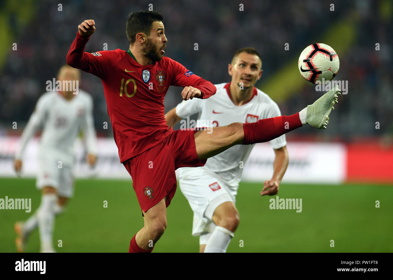 Chorzow, Polen. 11 Okt, 2018. Bernardo Silva (vorne) von Portugal Mias für die Kugel während der UEFA Nationen Liga Fußballspiel zwischen Polen und Portugal in Chorzow, Polen, am 11.Oktober 2018. Portugal gewann 3-2. Credit: Maciej Gillert/Xinhua/Alamy leben Nachrichten Stockfoto