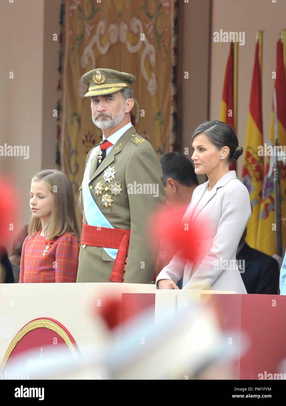 Madrid, Spanien. 12. Oktober, 2018. Spanischen Könige Felipe VI und Letizia Ortiz mit Töchtern Prinzessin Leonor und Sofía de Borbón an einer militärischen Parade während der als Dia de la Hispanidad, Spanischen Tag in Madrid bekannt, am Freitag Boutique-shop Oktober, 2018 Quelle: CORDON PRESSE/Alamy leben Nachrichten Stockfoto