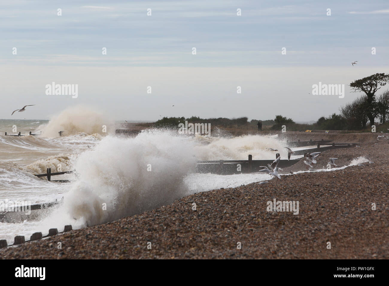 Climping Beach, West Sussex, UK. Sturm Callum abgebildeten Schlagen der Südküste von England. Freitag 12. Oktober 2018 © Sam Stephenson/Alamy Leben Nachrichten. Stockfoto