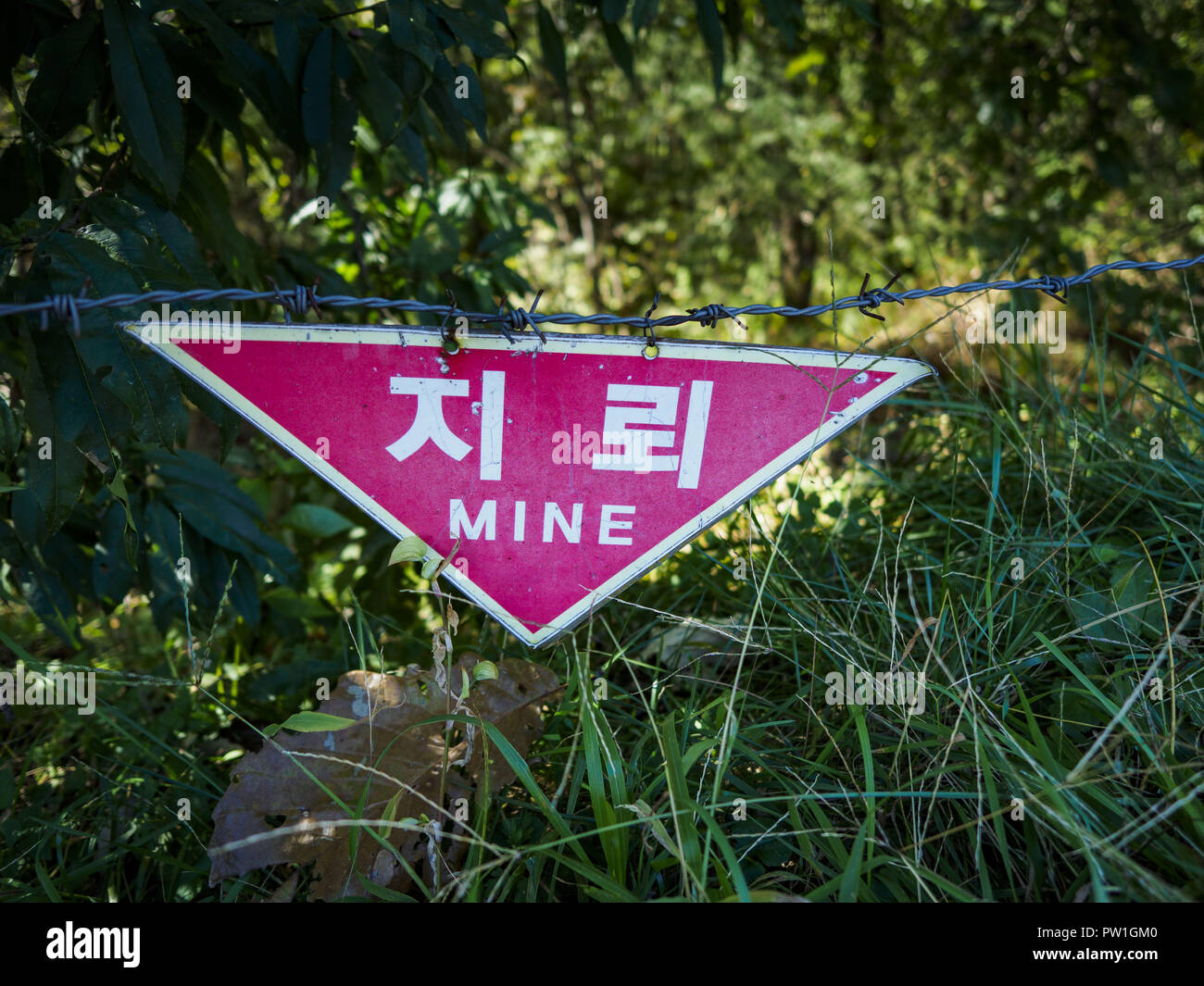 Paju, Europa, Deutschland, Baden-Württemberg, Südkorea. 12 Okt, 2018. Ein Zeichen Warnung von Landminen in einem Teil der DMZ, dass Touristen erlaubt sind, zu besuchen. Tourismus auf der Koreanischen demilitarisierten Zone (DMZ) hat als das Tempo der Verhandlungen zwischen Südkorea, Nordkorea und die Vereinigten Staaten gestiegen. Einige Touren sind Tage im voraus verkauft. Credit: Jack Kurtz/ZUMA Draht/Alamy leben Nachrichten Stockfoto