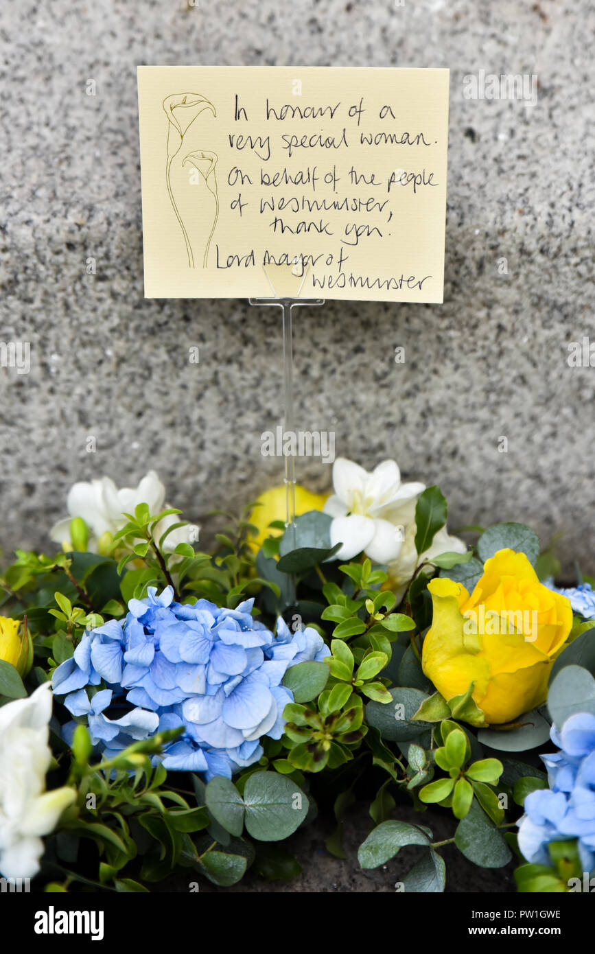 Trafalgar Square, London, UK. 12. Oktober 2018. An der Statue von WW 1 britische Krankenschwester Edith Cavell festgelegt, die von den Deutschen im Jahre 1915 hingerichtet wurde. Quelle: Matthew Chattle/Alamy leben Nachrichten Stockfoto