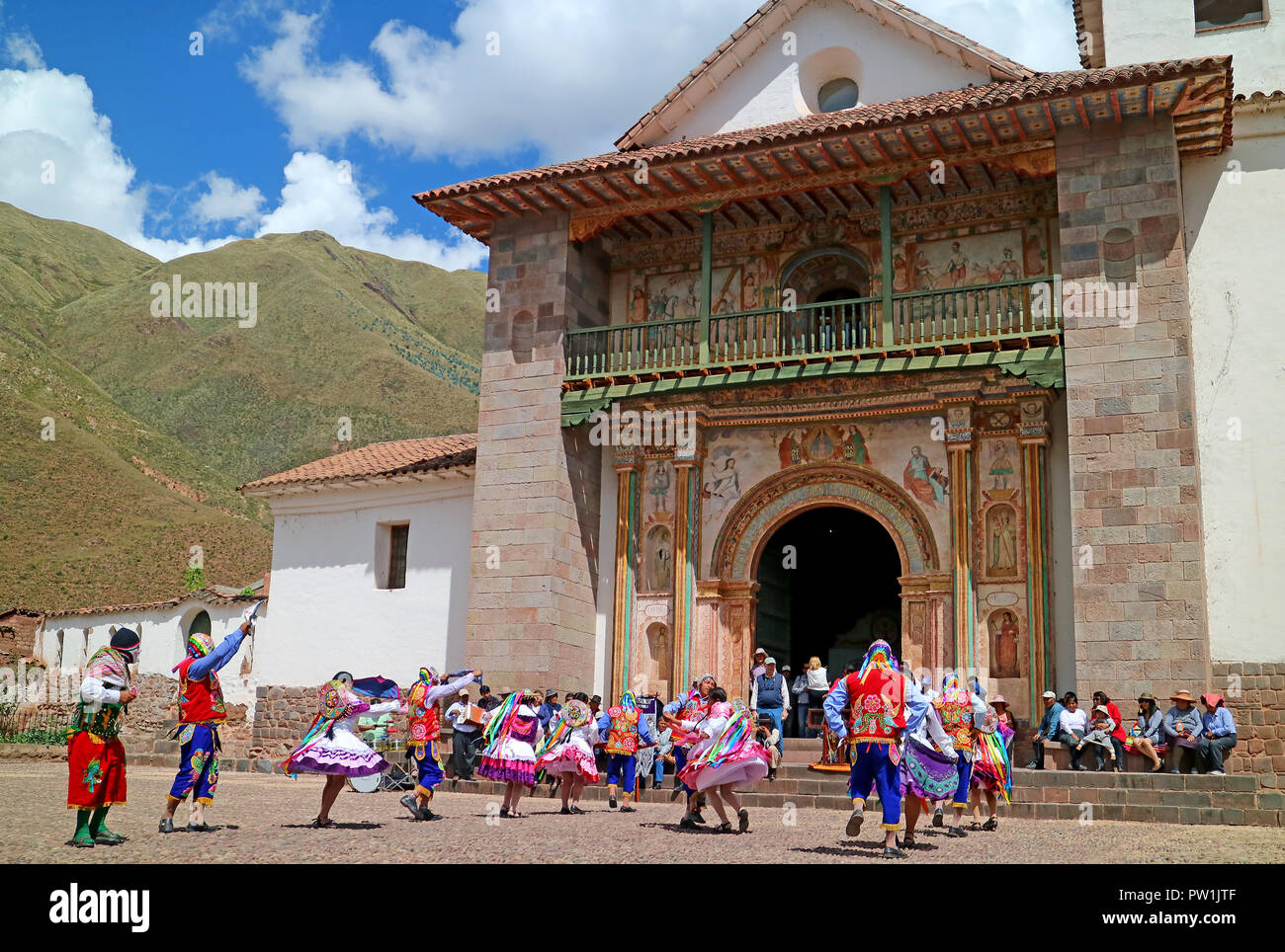 Die Menschen feiern vor San Pedro Apostol de Andahuaylillas Kirche am 10. Mai 2018, die Stadt Andahuaylillas, Cusco Region, Peru Stockfoto