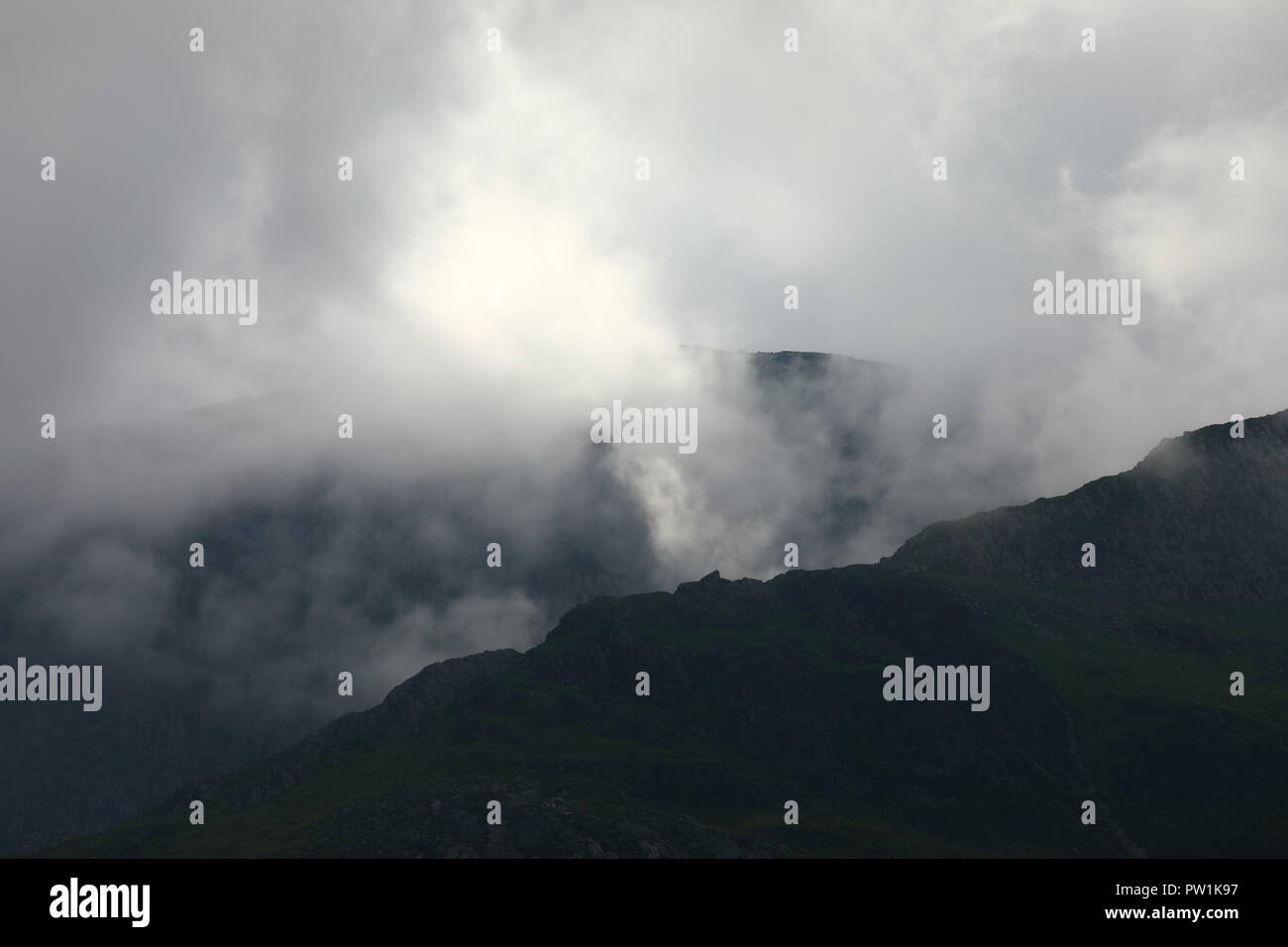 Wolken am Glyders von Nant Ffrancon gesehen Stockfoto
