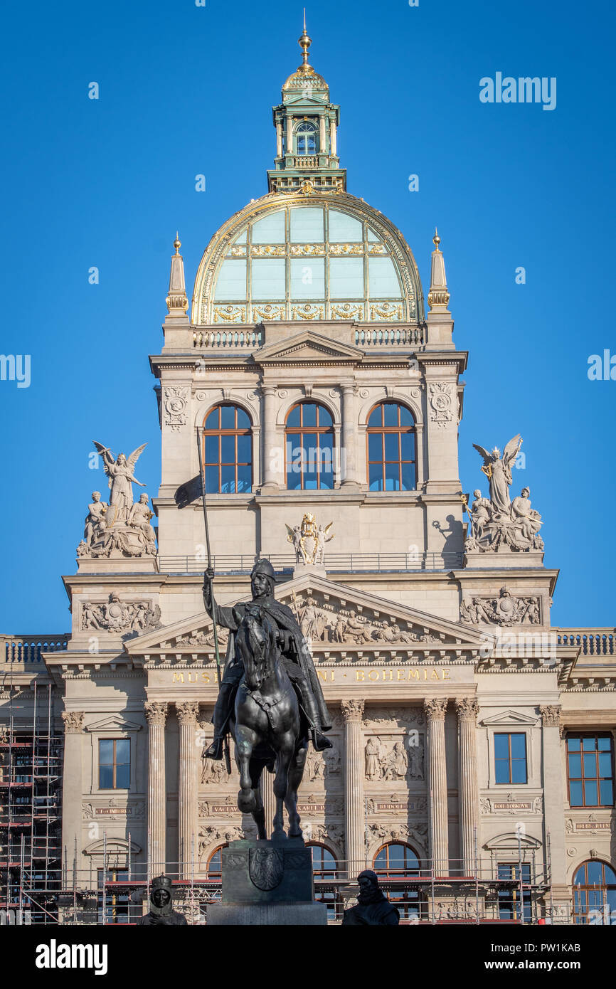 Der Blick auf die Skulptur eines Kriegers, triumphierend auf einem Pferd in Prag - Tschechische Republik Stockfoto