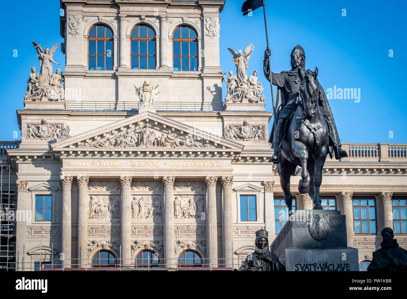 Der Blick auf die Skulptur eines Kriegers, triumphierend auf einem Pferd in Prag - Tschechische Republik Stockfoto