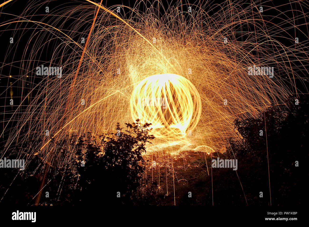 Licht Malerei, Feuerball durch die Nacht Stockfoto