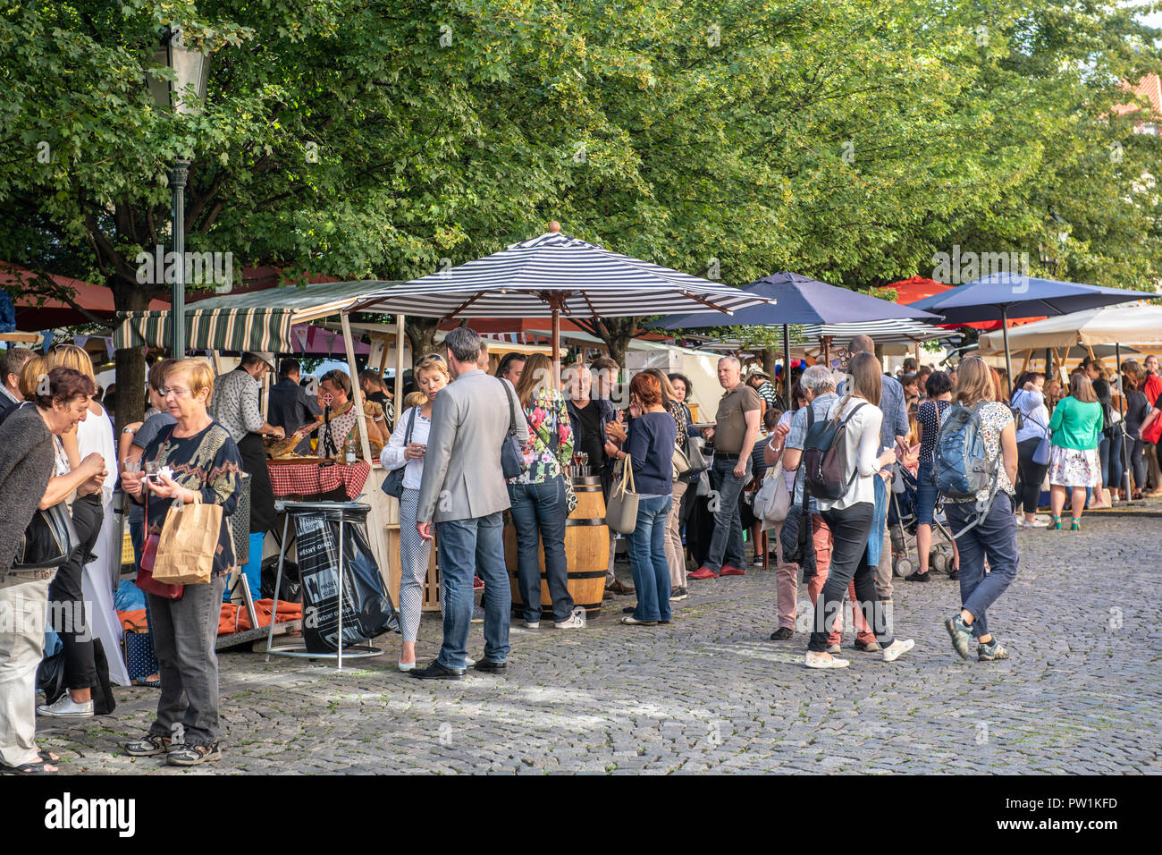 Fußgänger geniessen ein kleines Festival in den Straßen von Prag - Tschechische Republik Stockfoto