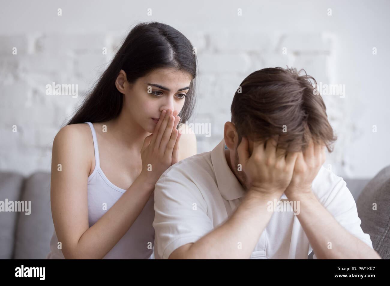 Unglückliche junge Mann und Frau in Streit sitzen auf der Couch Stockfoto