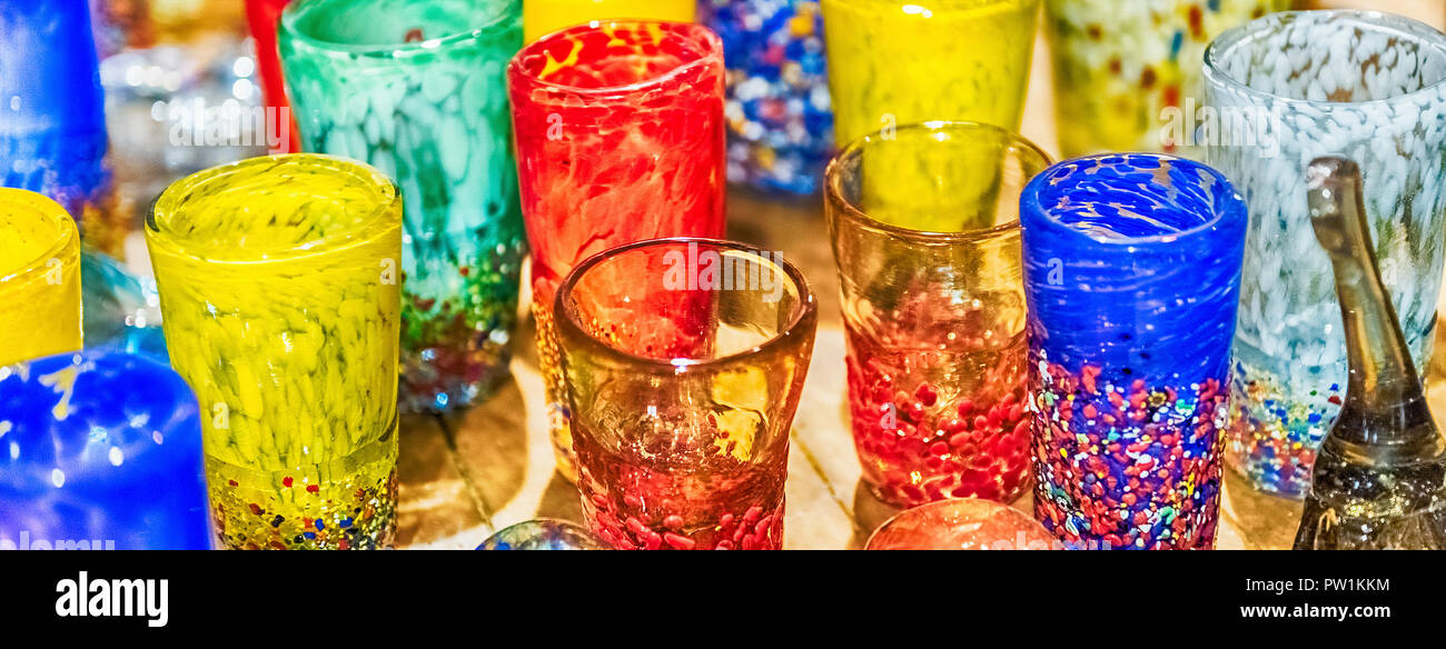 Traditionelle bunte murano glas Pokale für den Verkauf in die Insel Murano, Venedig, Italien. Die Insel ist eine beliebte Attraktion für Touristen, berühmt für seine gl Stockfoto