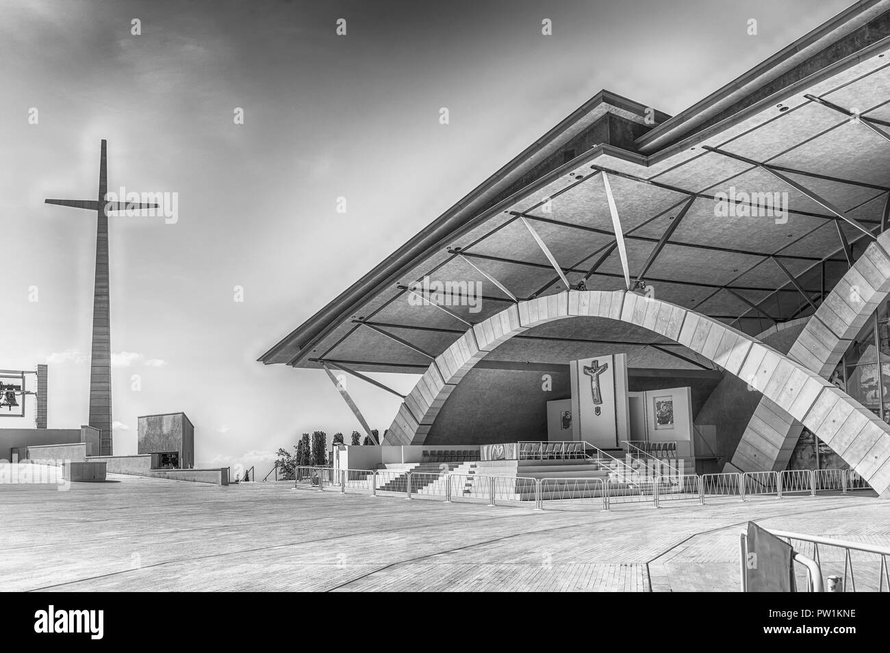 SAN GIOVANNI ROTONDO, Italien - 10. Juni: Fassade des Heiligtums des hl. Pio von Pietrelcina, Katholische Heiligtum von Renzo Piano in San Giovanni Ro entwickelt Stockfoto