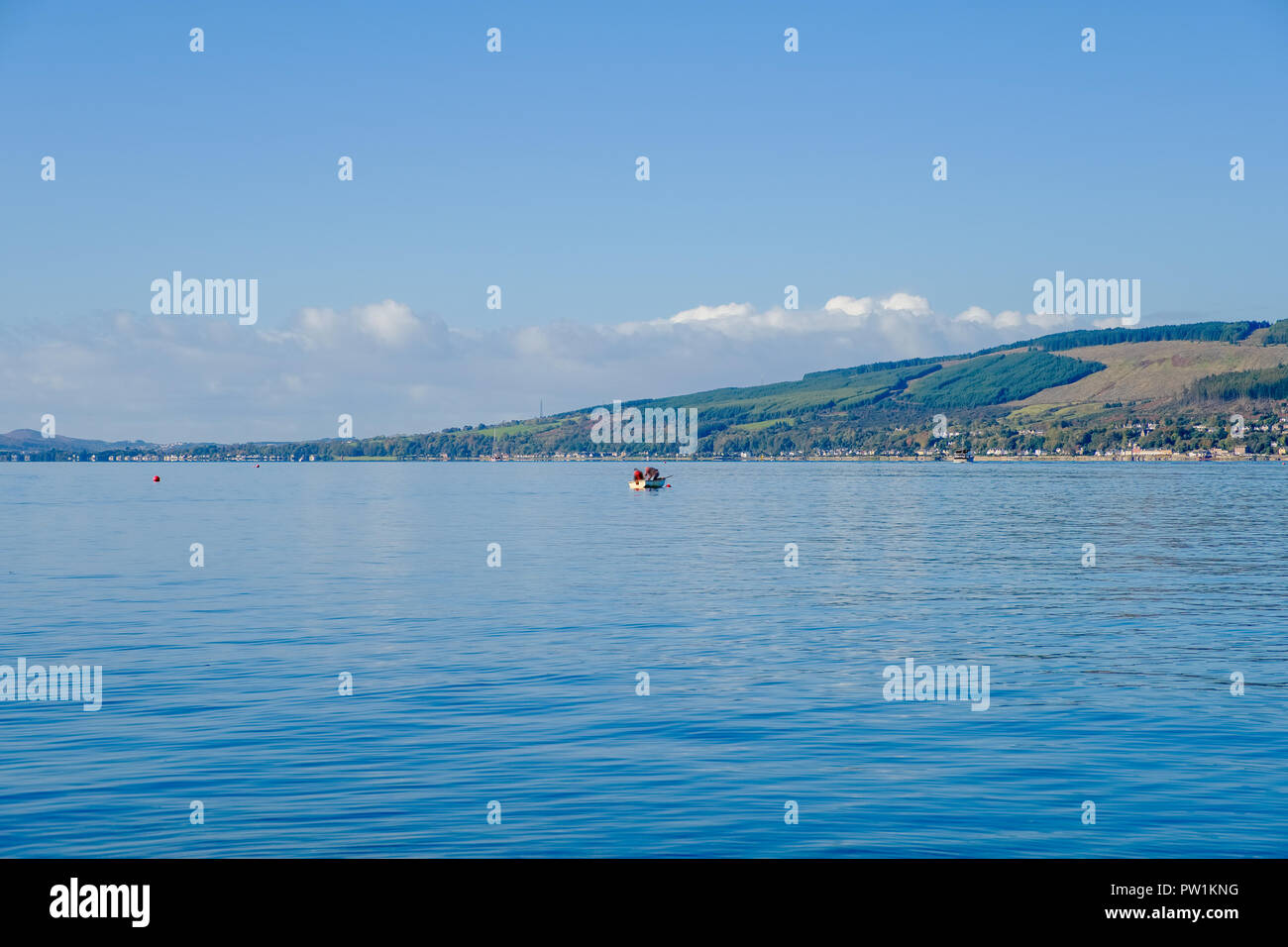 Zwei Männer in einem kleinen Boot auf dem Fluss Clyde auf Inellan von Inverkip Punkt Schottland im Oktober. Stockfoto