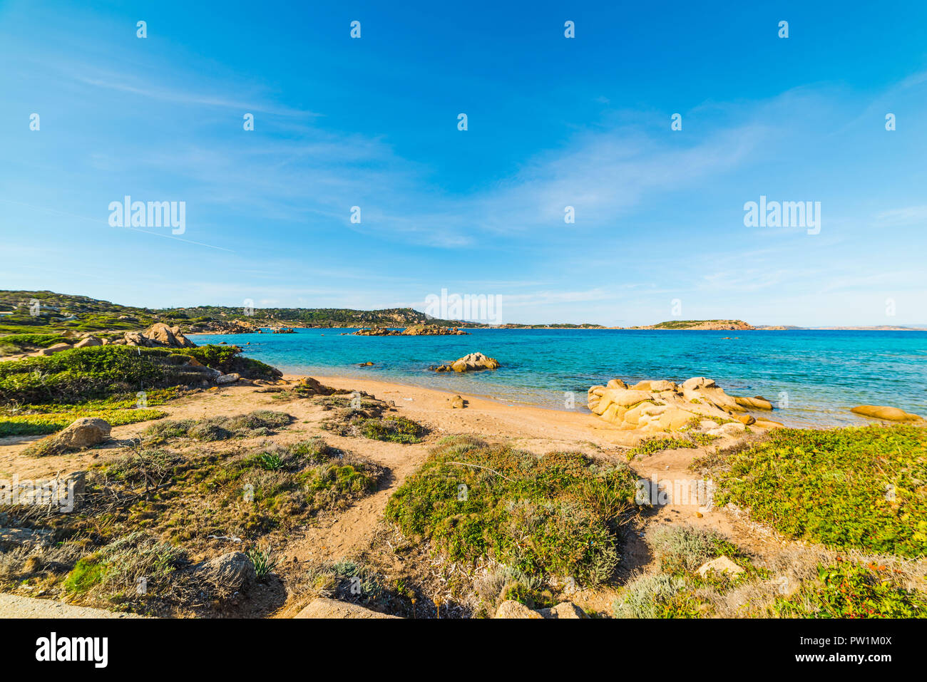 Türkisblaues Wasser in Cala Andreani in Insel Caprera, Sardinien Stockfoto