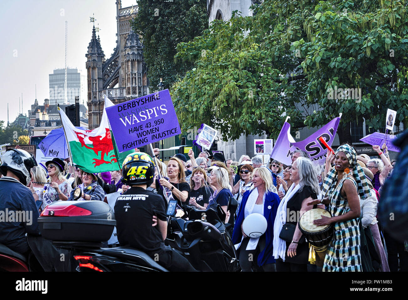London, Frauen gegen staatliche Rente Ungleichheit Gruppe Kampagne. Demonstranten blockieren Straße außerhalb des Parlaments. Stockfoto