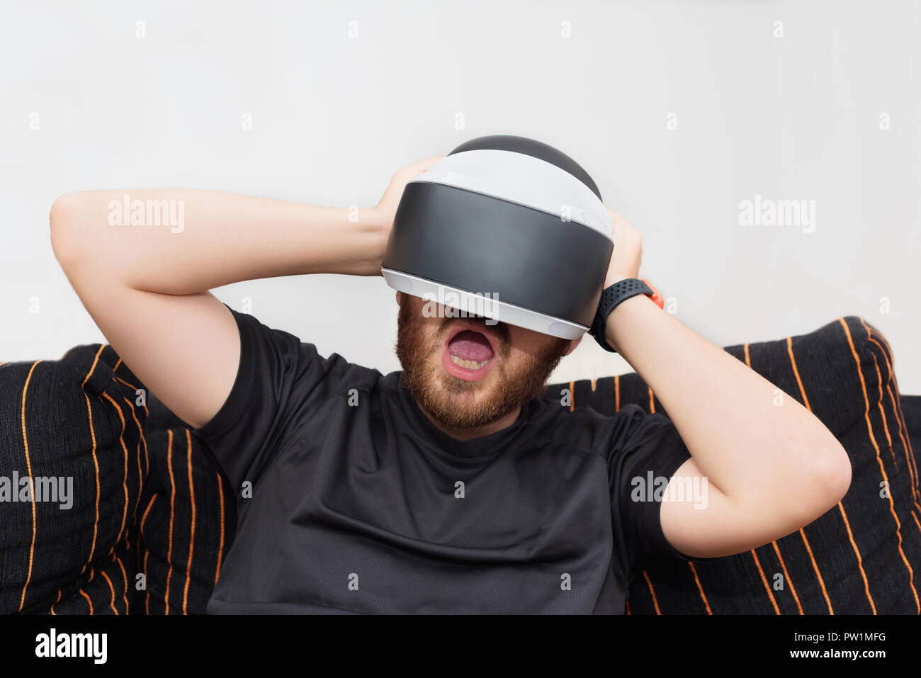 Der bärtige Mann mit Virtual reality Brillen Stockfoto