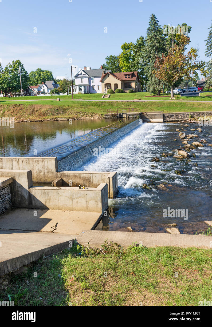 ELIZABETHTON, TN, USA-10/1/18: Die Wehr Damm auf Doe River, an der Alten Brücke. Stockfoto