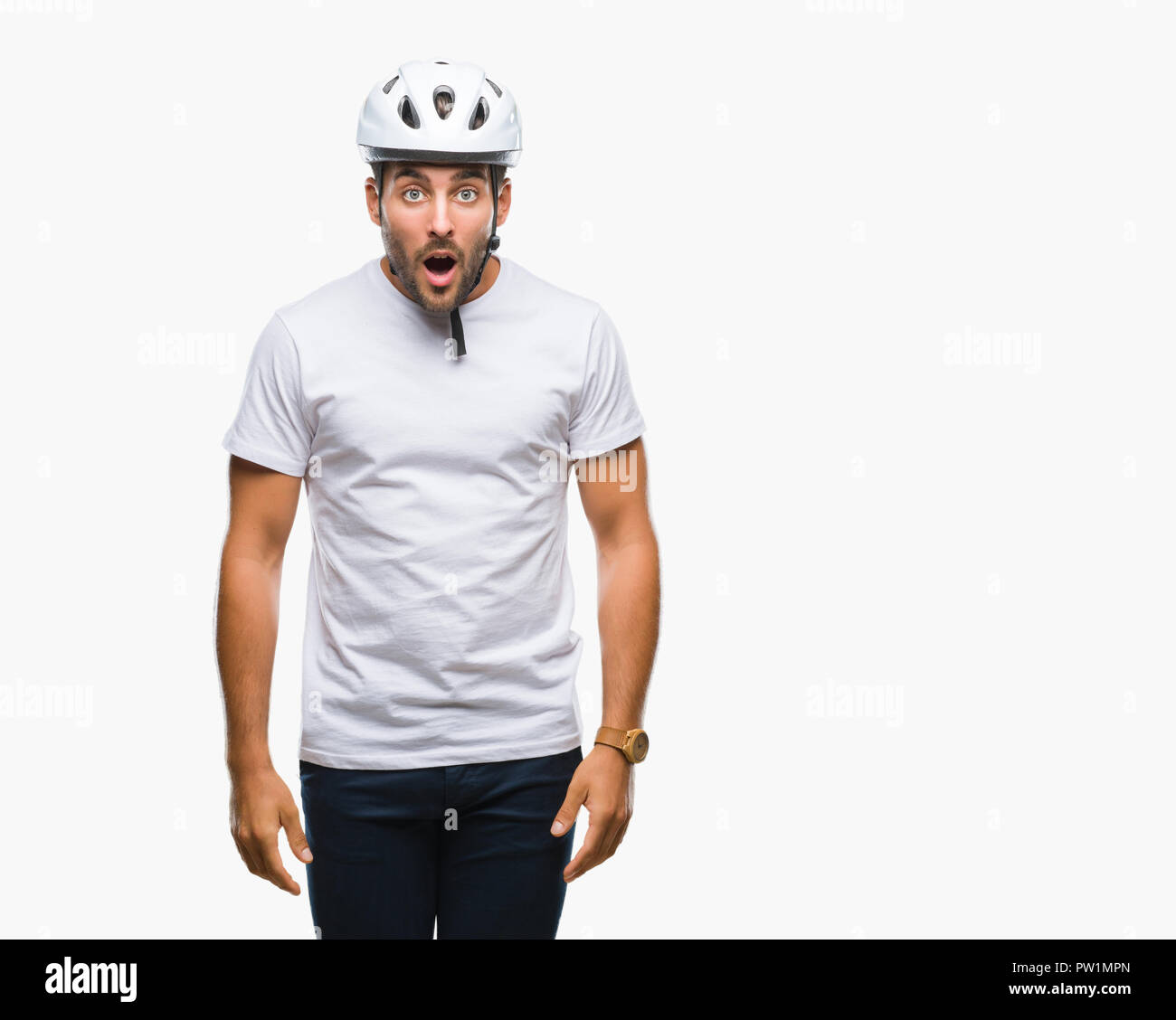 Jungen gutaussehenden Mann, der Radfahrer Helm über isolierte Hintergrund Angst und mit Erstaunen Ausdruck, Angst und aufgeregt Gesicht schockiert. Stockfoto