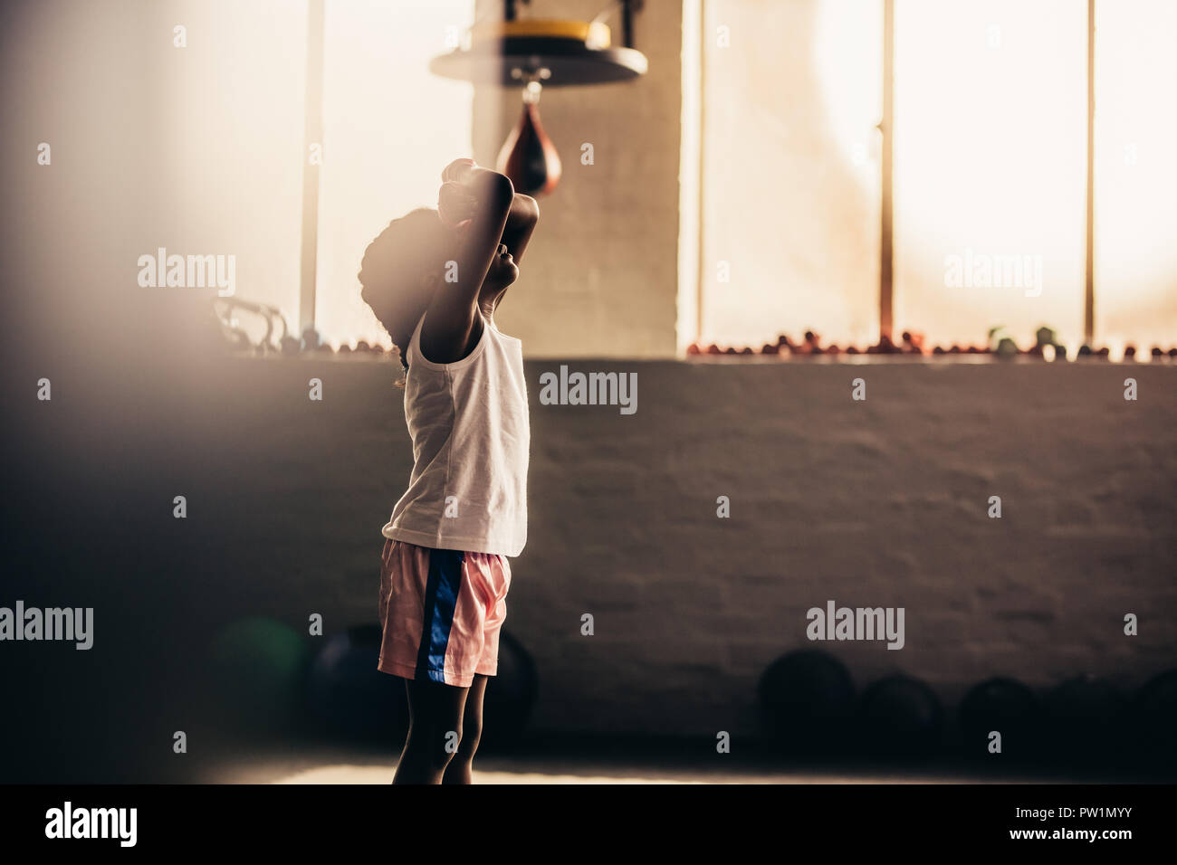 Müde Boxen kid in einer Boxing Gym. Boxing Zicklein stehend mit der Hand auf die Stirn nach oben in einem Boxing Gym. Stockfoto