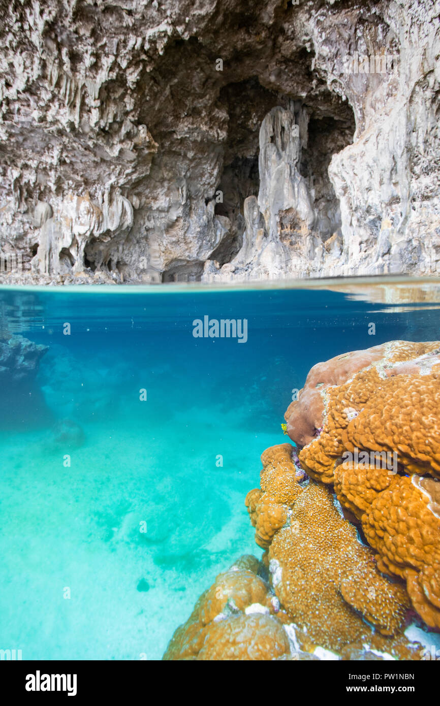 Unterwasser Foto von Avaiki Cave. Dies ist eine historische Stätte, wo die erste Kanu landete, Niue Island, Niue. Stockfoto