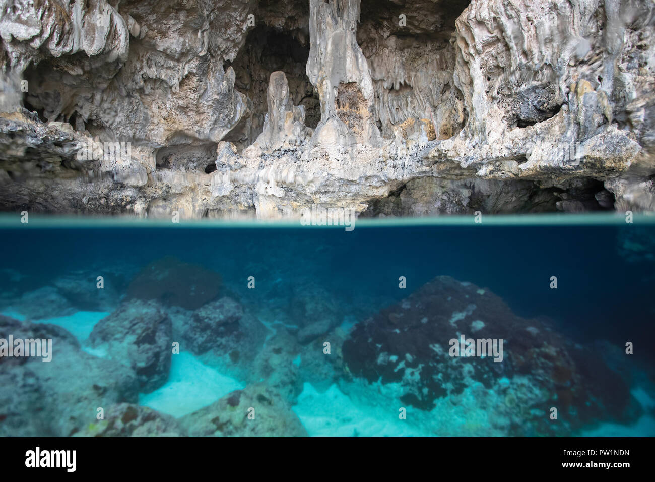Unterwasser Foto von Avaiki Cave. Dies ist eine historische Stätte, wo die erste Kanu landete, Niue Island, Niue. Stockfoto