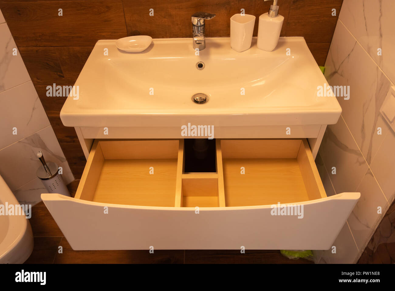 Modernes Interieur des Bad. Das Waschbecken ist aus weißem massive Shell auf der Tischplatte aus Marmor in der Farbe aus Holz. Minimalismus und Einfachheit in einem hellen, funktionalen Interieur. Stockfoto