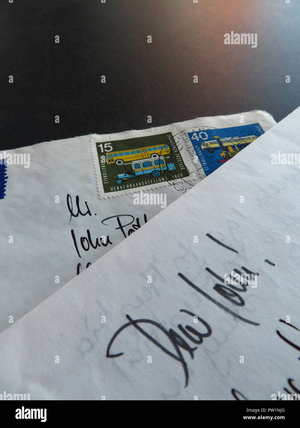 Handgeschriebene Briefe aus dem Ausland beginnend mit lieber John Stockfoto