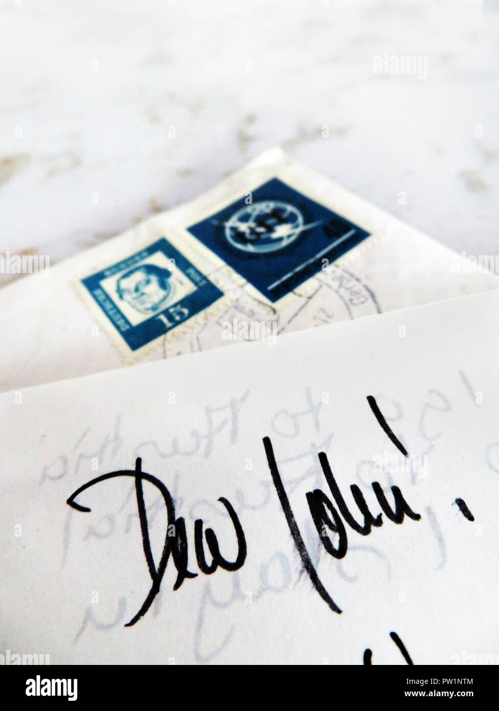 Handgeschriebene Briefe aus dem Ausland beginnend mit lieber John Stockfoto