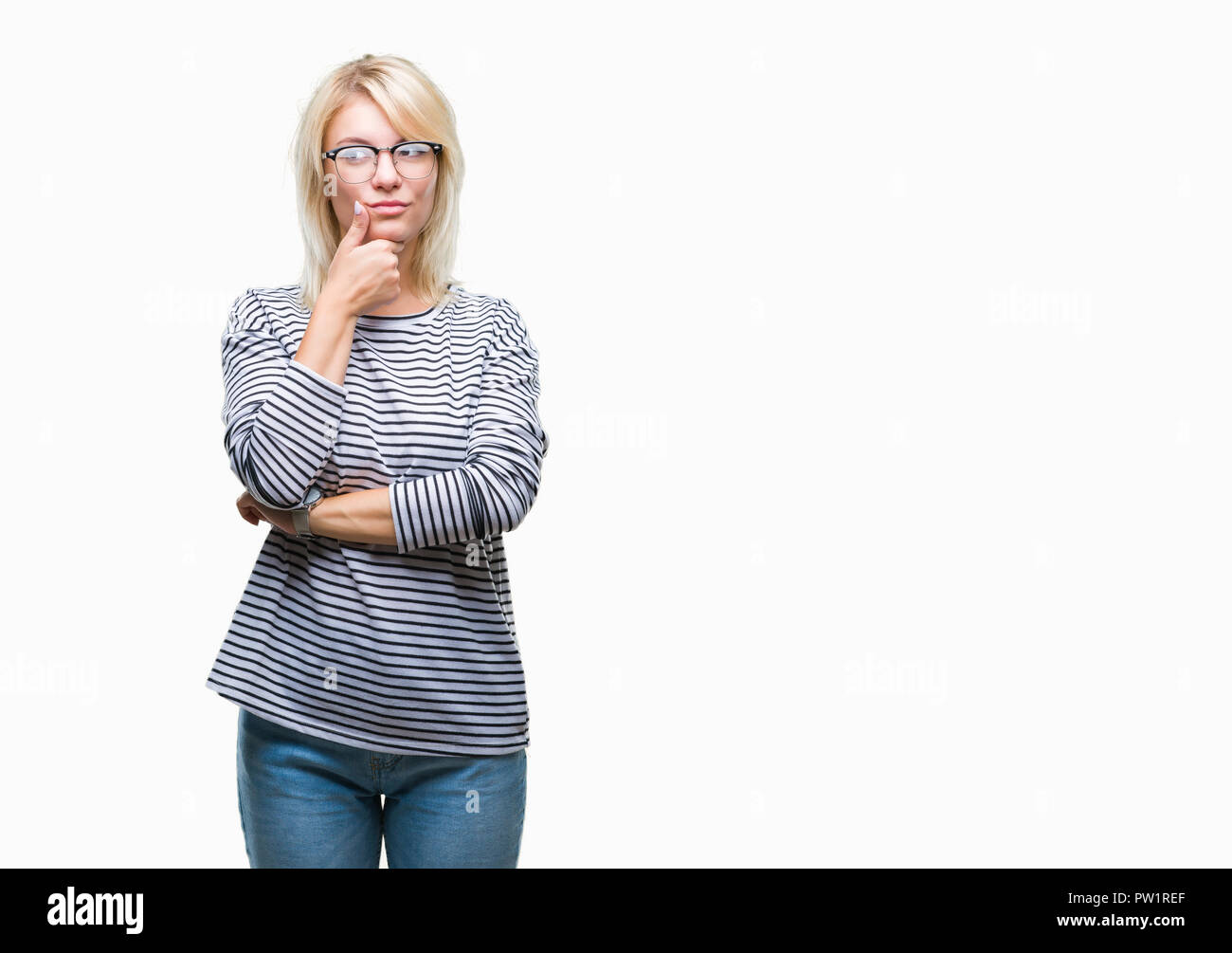 Junge hübsche blonde Frau Brille über isolierte Hintergrund mit der Hand am Kinn über die Frage denken, nachdenklichen Ausdruck. Lächelnd mit Du Stockfoto