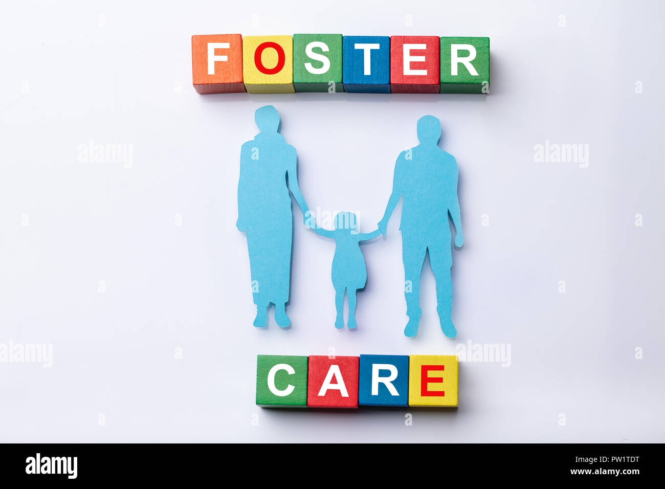 Mehrfarbige Foster Care würfelförmige Blöcke mit Familie Zahlen auf weißem Hintergrund Stockfoto