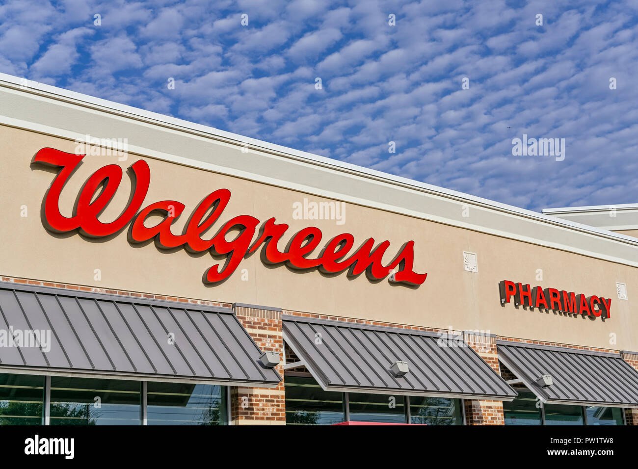 Walgreens Apotheke vordere äußere Zeichen und Corporate Logo in Montgomery, Alabama, USA. Stockfoto