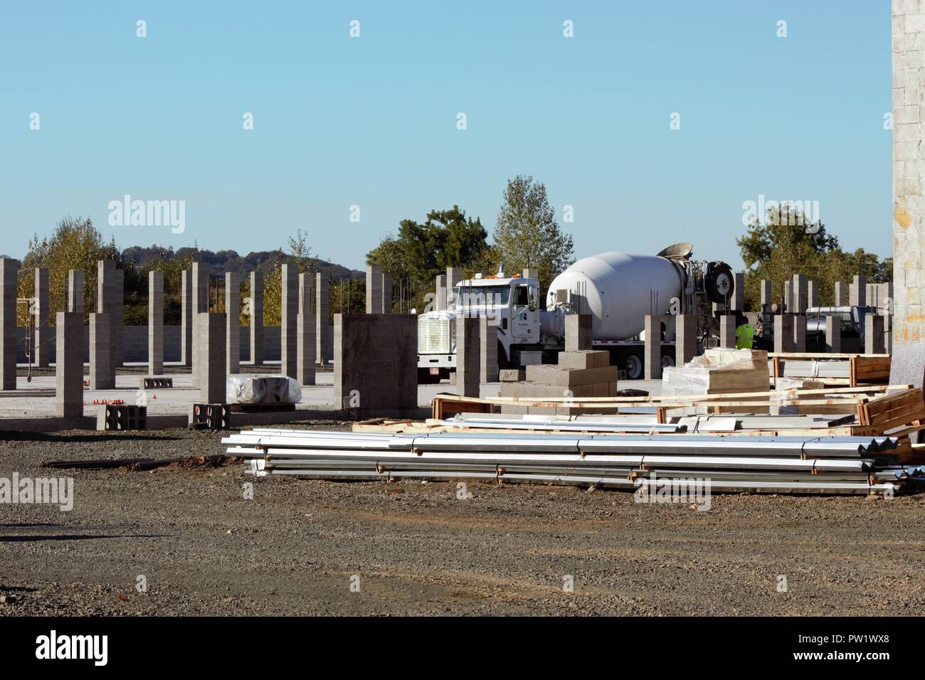 Betonmisch-LKW Abladen auf einer Baustelle. Stockfoto