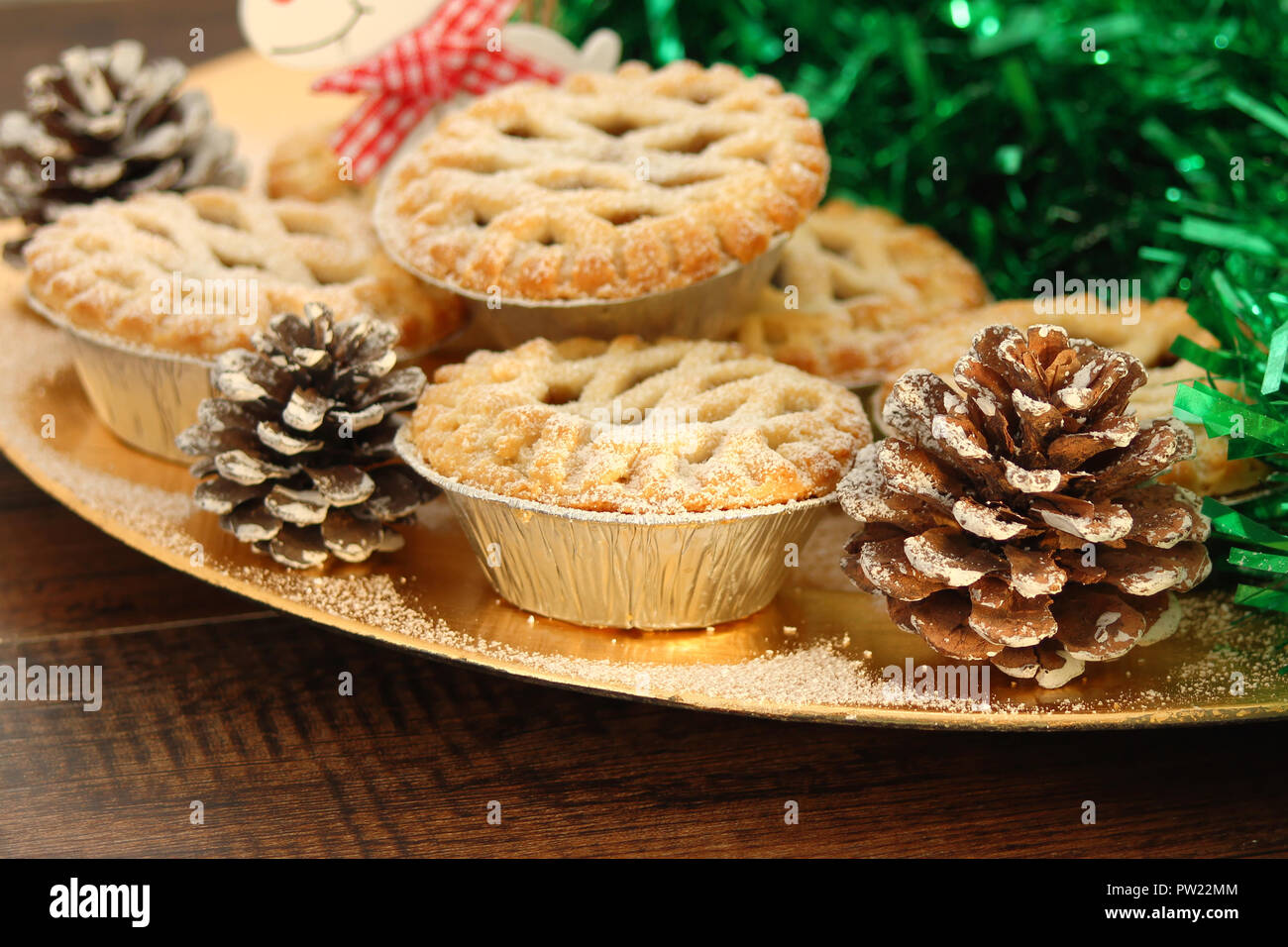 Weihnachten Mince Pies auf einem hölzernen Hintergrund Stockfoto