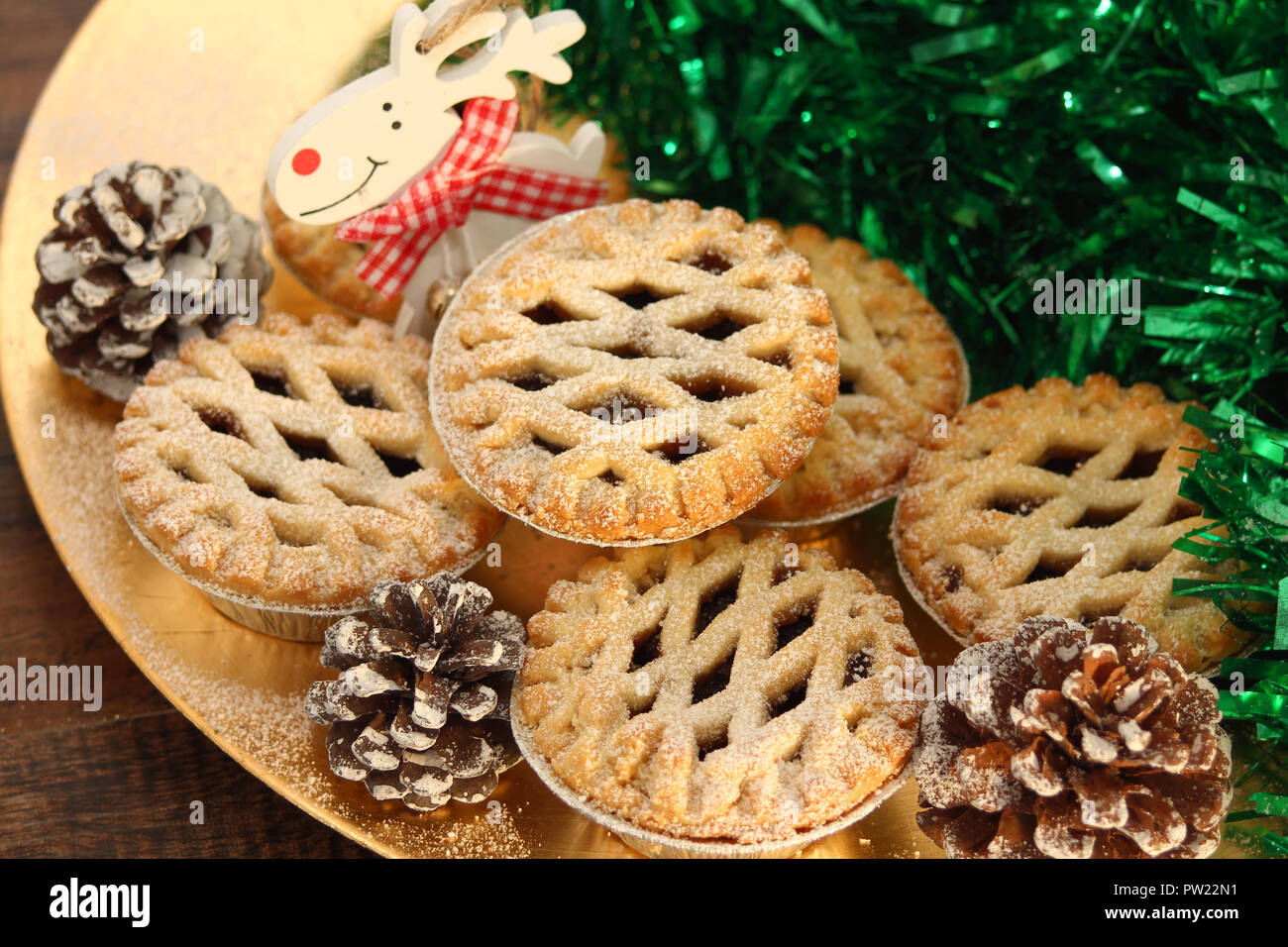 Weihnachten Mince Pies auf einem hölzernen Hintergrund Stockfoto