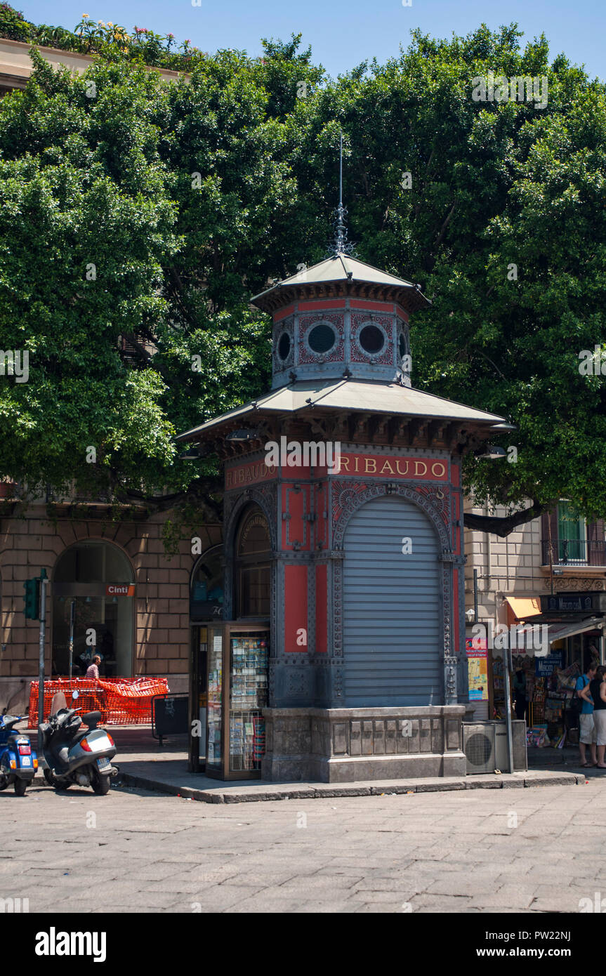Reich verzierte newsagent Kiosk in Palermo, Sizilien Stockfoto