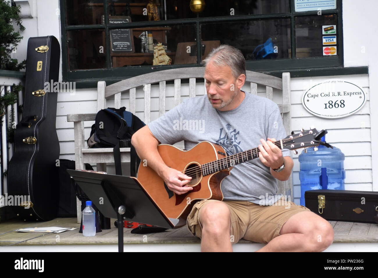 Ein Performer an Porchfest - ein Ereignis mit einer Vielzahl von musikalischen Künstler in Sandwich Village auf Cape Cod, USA Stockfoto