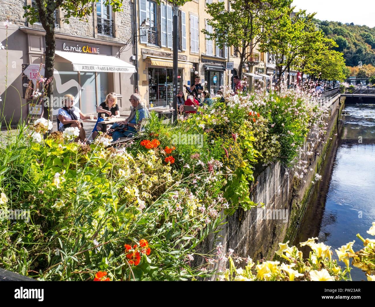 Quimper alfresco Café außerhalb Halles abgedeckt Bio-markt, floral sonnigen Sommer Fluss Odet Quimper Bretagne Frankreich Stockfoto