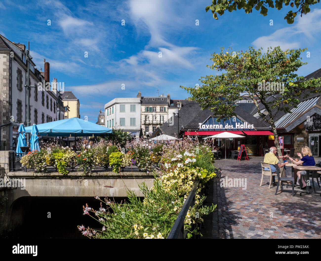Quimper Les Halles abgedeckt Bio-markt mit Taverne Halles Saint François & alfresco Cafés & Restaurants Fluss Odet Quimper Bretagne Frankreich produzieren Stockfoto