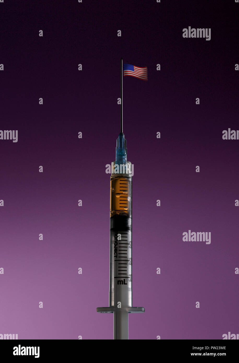 Konzept eine Spritze mit einer Nadel stehen wie ein hohes Gebäude mit USA-Flagge auf der Oberseite, Opioide, Krise, Amerikanische sucht, Drogenmissbrauch, Opioide Epide Stockfoto
