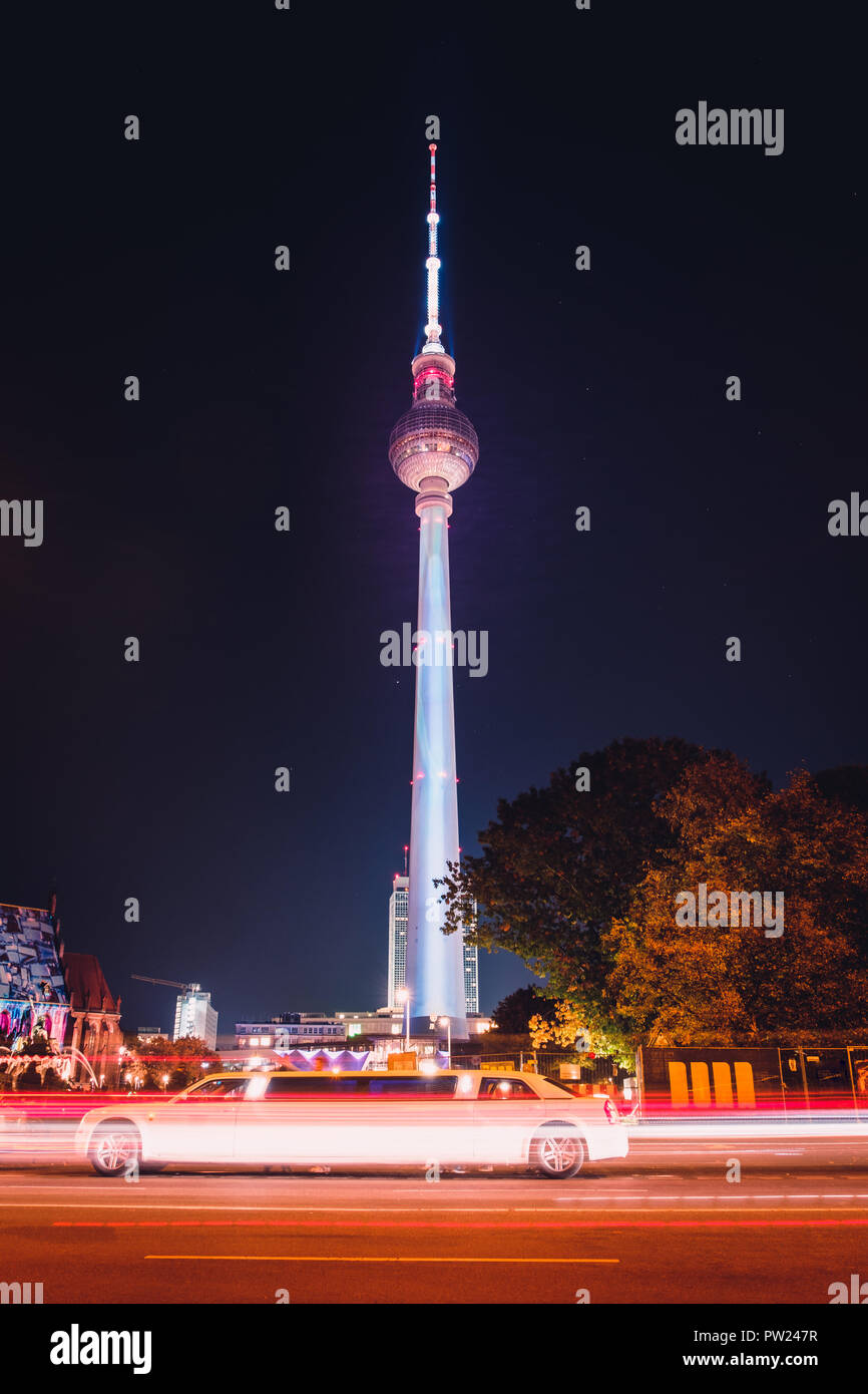 Berlin, Deutschland - Oktober 2018: beleuchtet Wahrzeichen (TV Tower / Fernsehturm) Nachts bei Berlin leuchtet auch bekannt als Festival der Lichter in Berlin Stockfoto